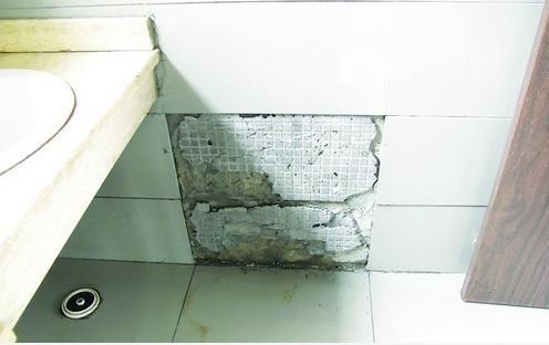 厨房墙砖有空鼓时间久了会不会掉下来(厨房墙砖有空鼓时间久了会不会掉下来呢)