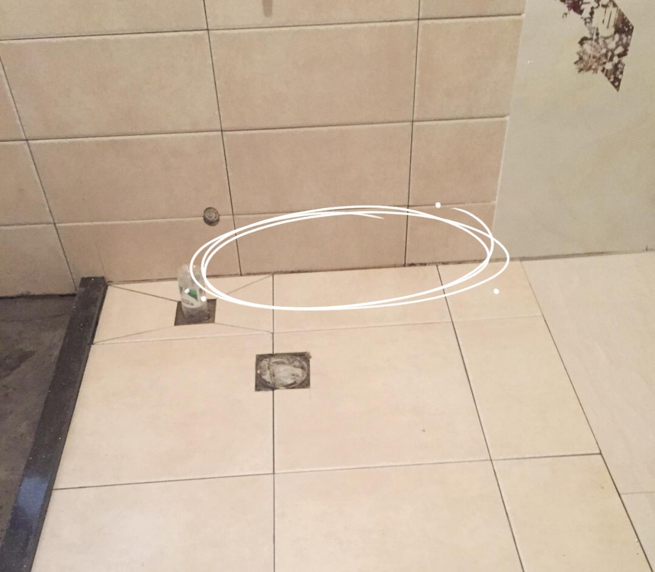 浴室墙面砖翘起来(浴室墙面瓷砖空鼓了怎么办)